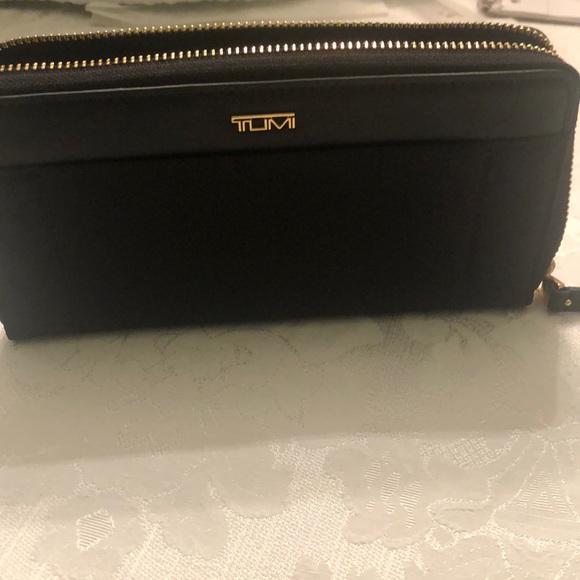 Tumi  New zip Round wallet Voyager collection 2 outside pocket easy access black - Picture 2 of 13